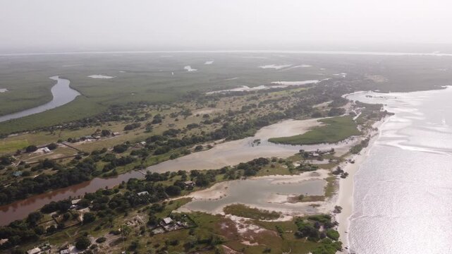 Vue a&eacute;rienne de la Casamance, S&eacute;n&eacute;gal 34 &ndash; Embouchures des fleuves, bateaux, ile