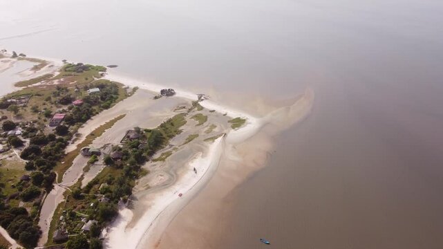 Vue a&eacute;rienne de la Casamance, S&eacute;n&eacute;gal 24 &ndash; Embouchures des fleuves, bateaux et ile