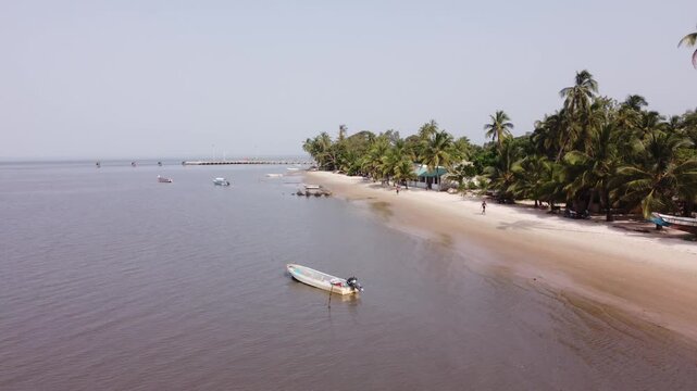 Vue a&eacute;rienne de la Casamance, S&eacute;n&eacute;gal 21 &ndash; Embouchures des fleuves, bateaux et ile