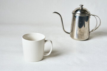 핸드드립으로 내린 커피를 아이스 아메리카노와 머그컵에 담은 커피