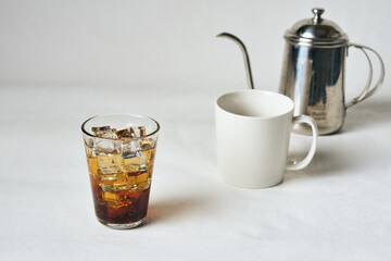 핸드드립으로 내린 커피를 아이스 아메리카노와 머그컵에 담은 커피