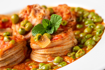 Cordula con prisucci, ricetta tipica della cucina sarda a base di interiora di agnello in umido con piselli, cibo italiano 