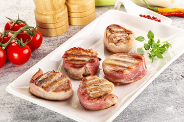 Grilled pork tenderloin with bacon