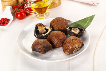 Baked brown champignons with spices