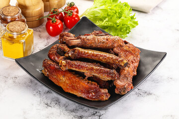 Roasted duck wings with sauce