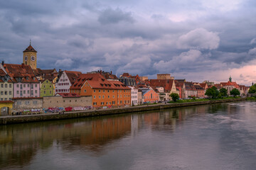 Obraz premium Panoramic view of Regensburg's old town on the Danube in Germany.