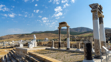 Obraz premium Ancient city Hierapolis or Holy City near of Pamukkale or Cotton Castle. Phrygian cult center of Anatolian mother goddess of Cybele