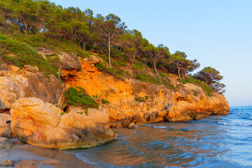 Obraz premium Lush Cliffs and Peaceful Waters in Tarragona