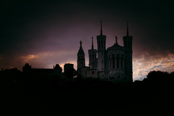 The majestic structure stands proudly against the vibrant sky. The warm hues of twilight create a breathtaking backdrop, highlighting the basilica as a prominent landmark in Lyon&rsquo;s skyline.