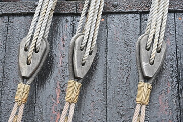 Flaschenzug als Teil der Takelage auf einem historischen Segelschiff