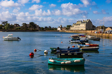 Petits bateaux amarrés dans le Port de Barfleur devant les maisons du village