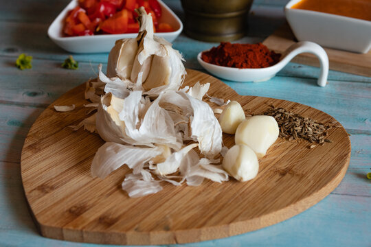 preparation of garlic for a delicious sauce