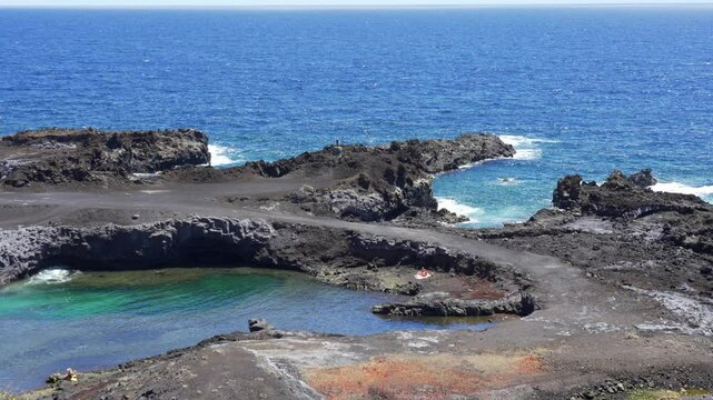 Piscinas de agua del mar que se forman entre las rocas volcanicas de la isla de La Palma, Canarias.