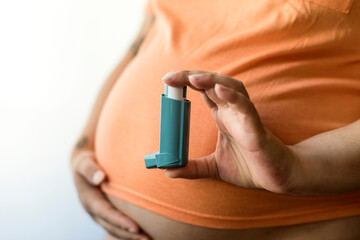 pregnant woman with asthma inhaler