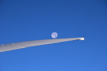 飛行機の右翼と月