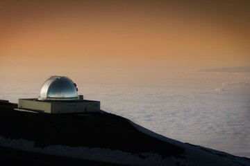 Obraz premium Hawaiian Telescope Looking Over Clouded Landscape Below