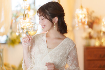 パーティーでお酒を飲む若い女性