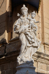 Obraz premium Our Lady of Mount Carmel statue on the corner of the Church of the Annunciation also known as The Carmelite Church - Mdina, Malta