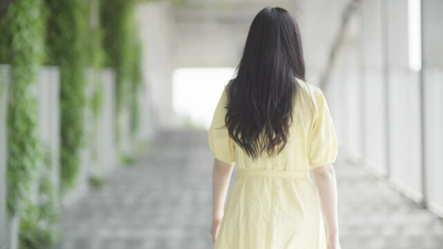 계단을 오르는 여성_포커스인(긴머리+뒷모습+원피스+여름+햇살+햇빛+건물)