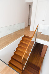 Escalera de apartamento dúplex con acabados de madera