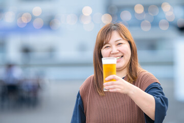美味しそうにビールを飲む女性