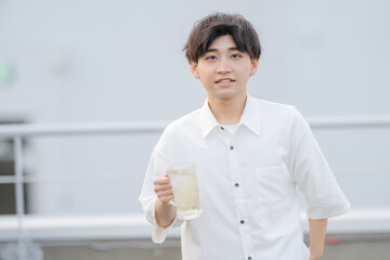 アルコールと若い男性