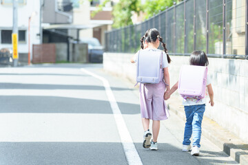 登下校する女の子の後ろ姿