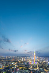 Fototapeta premium Vibrant Cityscape at Dusk: A Stunning Skyline View