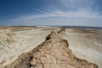 塔のように聳えるボスジラの奇岩