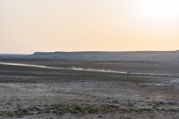 車とマンギスタウのウスチュルト台地