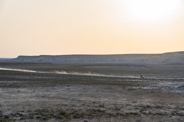 車とマンギスタウのウスチュルト台地