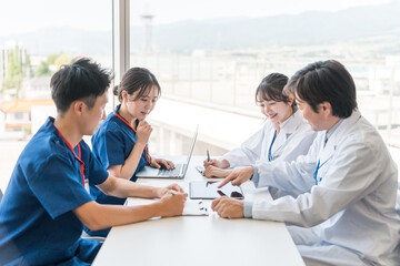 真剣な表情でカンファレンスを開く男女の医療スタッフ
