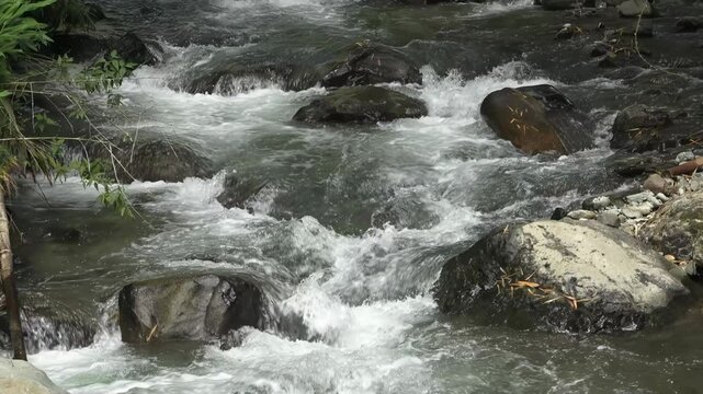 Rio turbulento pasando entre las piedras 