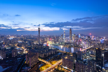 Obraz premium Stunning Aerial View of a Vibrant City Skyline at Dusk