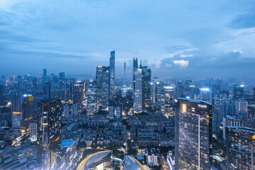 Fototapeta premium Stunning Twilight Cityscape Overview with Skyscrapers Illuminated