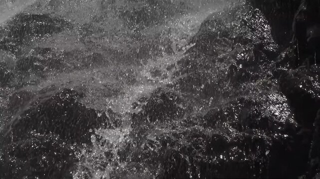 Agua cayendo de una cascada golpeando las piedras