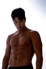 素晴らしい肉体をしたアジア男性のフィットネスイメージ