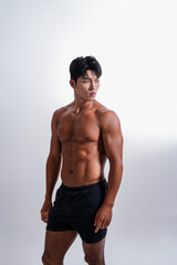 Obraz premium 素晴らしい肉体をしたアジア男性のフィットネスイメージ