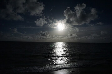 月明かり、水面に光の筋