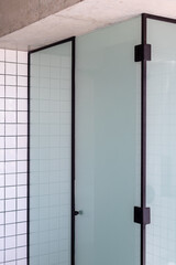 mampara en cristal templado con bordes de aluminio negro