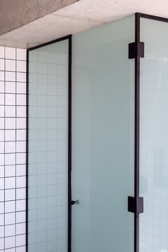 mampara en cristal templado con bordes de aluminio negro