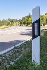 Leitpfosten am Stra&szlig;enrand einer Landstra&szlig;e