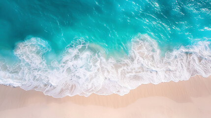 Obraz premium Aerial view of turquoise ocean waves gently crashing onto a pristine sandy beach, creating a serene and tranquil coastal scene.