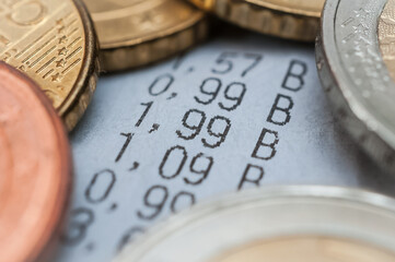Preissteigerungen und Inflation in Europa - Kassenzettel aus dem Supermarkt