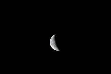 Księżyc na niebie. Malejący sierp, ostatnia kwadra, fotografia nocnego nieba 