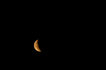 Wschód księżyca na nocnym niebie, księżyc w ostatniej kwadrze, malejący sierp 