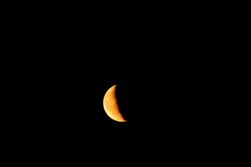 Pomarańczowy księżyc znikający sierp na nocnym niebie © Paweł Kacperek