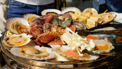 다양한 종류의 조개구이용 해산물 가리비 조개 대합