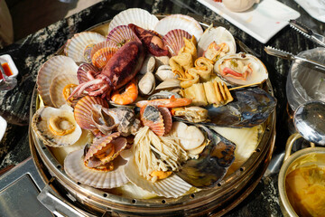 다양한 종류의 조개구이용 해산물 가리비 조개 대합