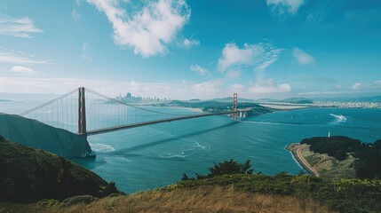 Naklejka premium Stunning panorama of the Golden Gate Bridge with the city skyline in the background